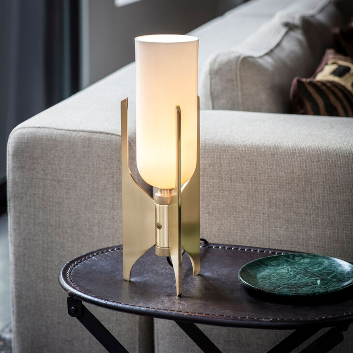 Perfekt für Nachttisch oder Schreibtisch: Bert Frank Pennon Tischlampe, H: 42 cm, Messing gebürstet aus goldfarbene Oberfläche und Porzellan – gleichmäßige Beleuchtung