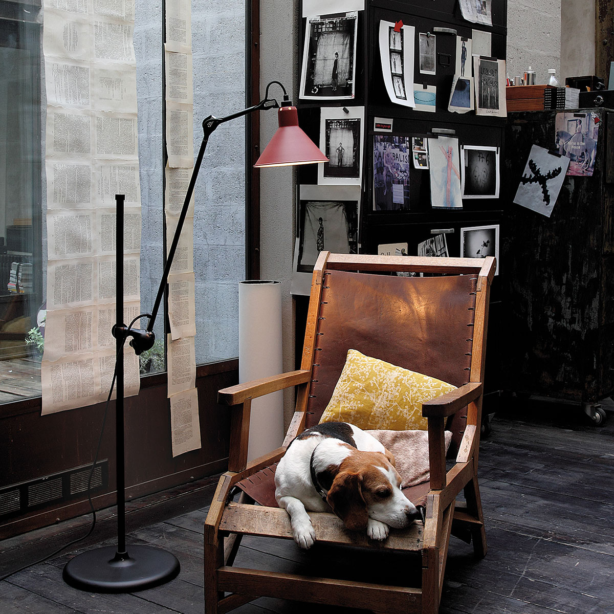 Lampe Gras N° 215 Stehleuchte, H: 135 cm Schwarz, Schirm Messing Konisch in Schwarz Messing – stilvolle Designerleuchte des Herstellers DCW Editions für das Wohnzimmer