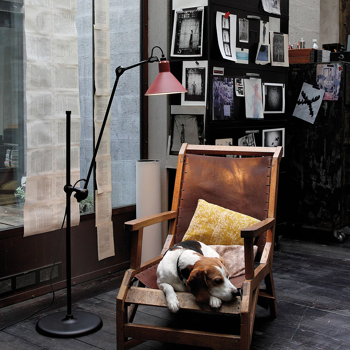 Lampe Gras N° 215 Stehleuchte, H: 135 cm Schwarz, Schirm Schwarz Konisch – modernes Design des Herstellers DCW Editions ideal im Schlafzimmer Lampe Gras N° 215 Stehleuchte, H: 135 cm Schwarz, Schirm Messing Konisch in Schwarz Messing – stilvolle Designerleuchte des Herstellers DCW Editions für das Wohnzimmer