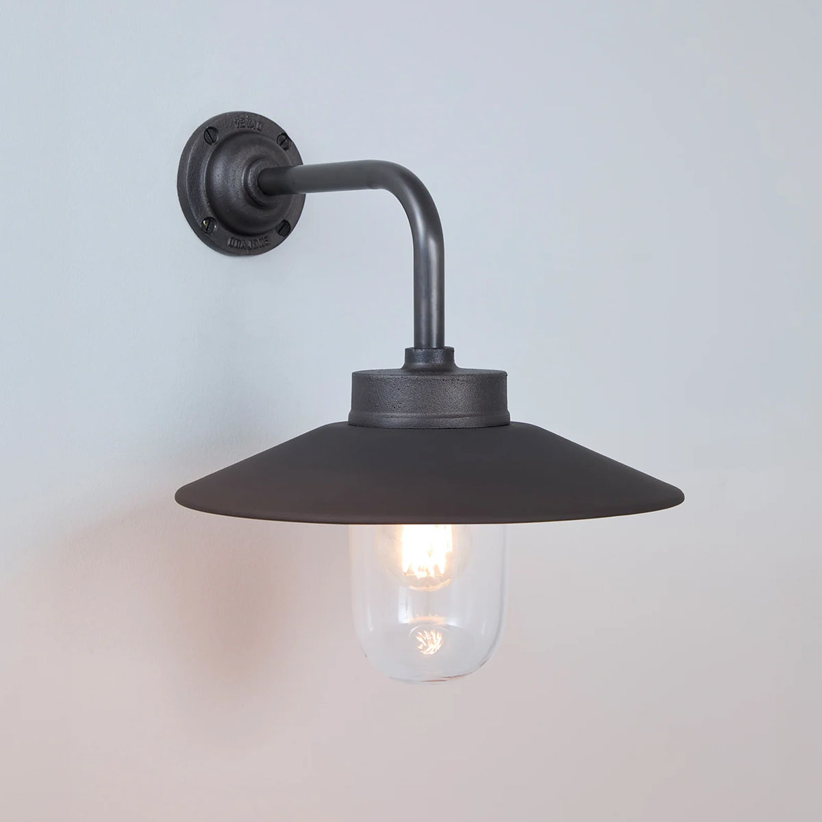 Original-BTC_Bracket_Light_Wall_patiniertes_bronze_clear_normal_2 Original BTC Bracket Light 7680 Wandleuchte, H: 25,5 cm, Ø: 31 cm Patinierte Bronze Klarglas Eckgabel