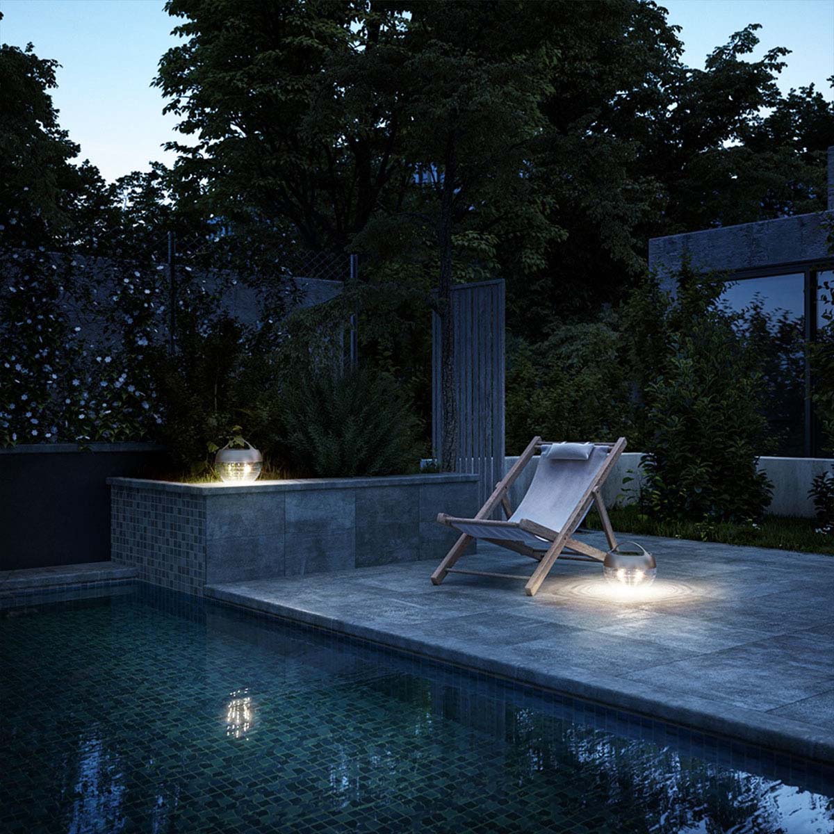 Runde mobile Akku Lampe für außen aus Glas und Metall in der Farbe Bronze auf der Terrasse neben dem Pool