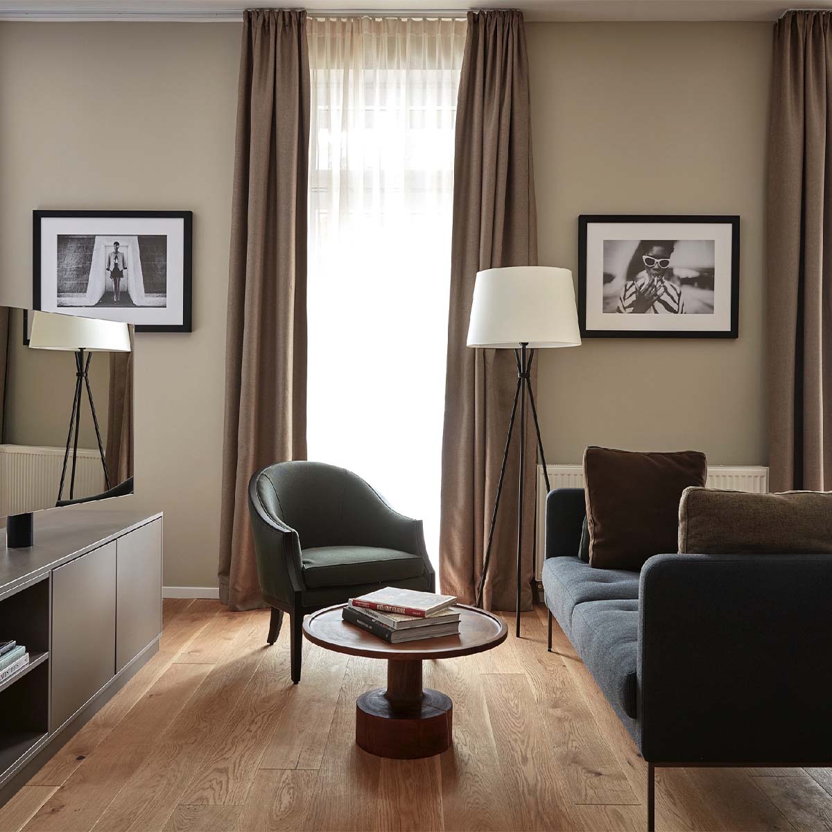 Zwei elegante Stehleuchten mit rundem Schirm im Wohnzimmer stehend Zwei elegante Stehleuchten mit rundem Schirm im Wohnzimmer stehend