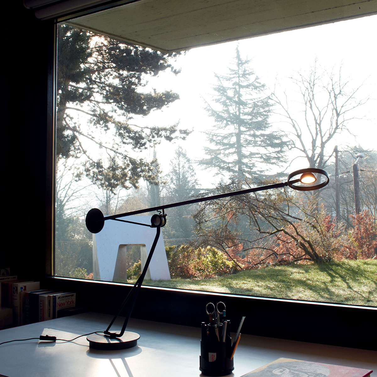 Aaro Tischleuchte in Schwarz – elegantes Design von DCW Editions passt perfekt auf den Beistelltisch