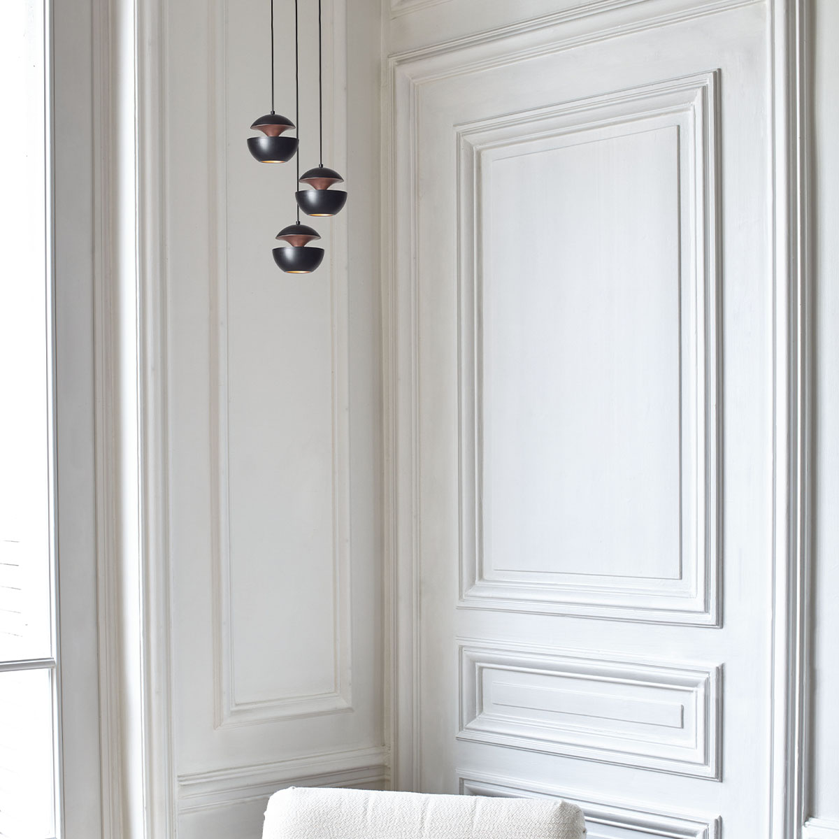 Here Comes The Sun Mini Pendelleuchte Schwarz & Weiß Ø 10 cm in Schwarz Weiß – stilvolle Designerleuchte des Herstellers DCW Editions passt perfekt ins Wohnzimmer Here Comes The Sun 450 Pendelleuchte Weiß & Kupfer Ø 45 cm in Weiß Kupfer – stilvolle Designerleuchte aus dem Hause DCW Editions geeignet für die Küche