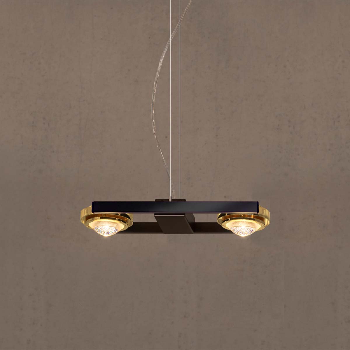 Licht im Raum Ocular 2 Moderne und längliche Pendelleuchte mit zwei Linsen in der Farbe schwarz & gold