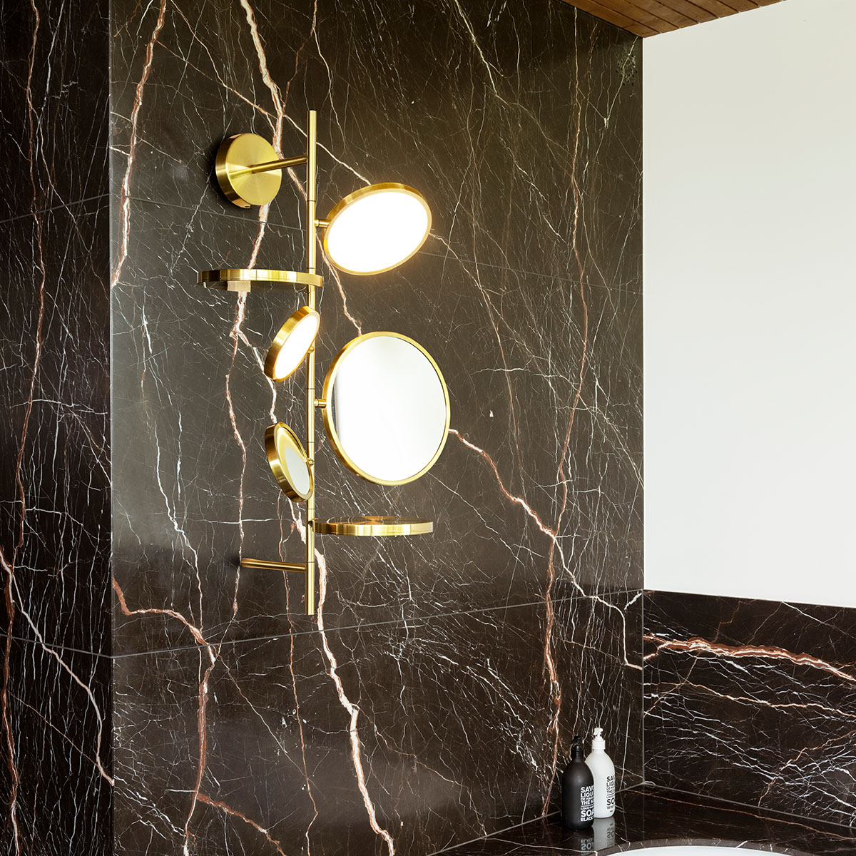 Tell me Stories Bad Wandleuchte mit Spiegel IP44 Schwarz – elegantes Design aus dem Hause DCW Editions passt perfekt in den Treppenaufgang auch für Badezimmer geeignet