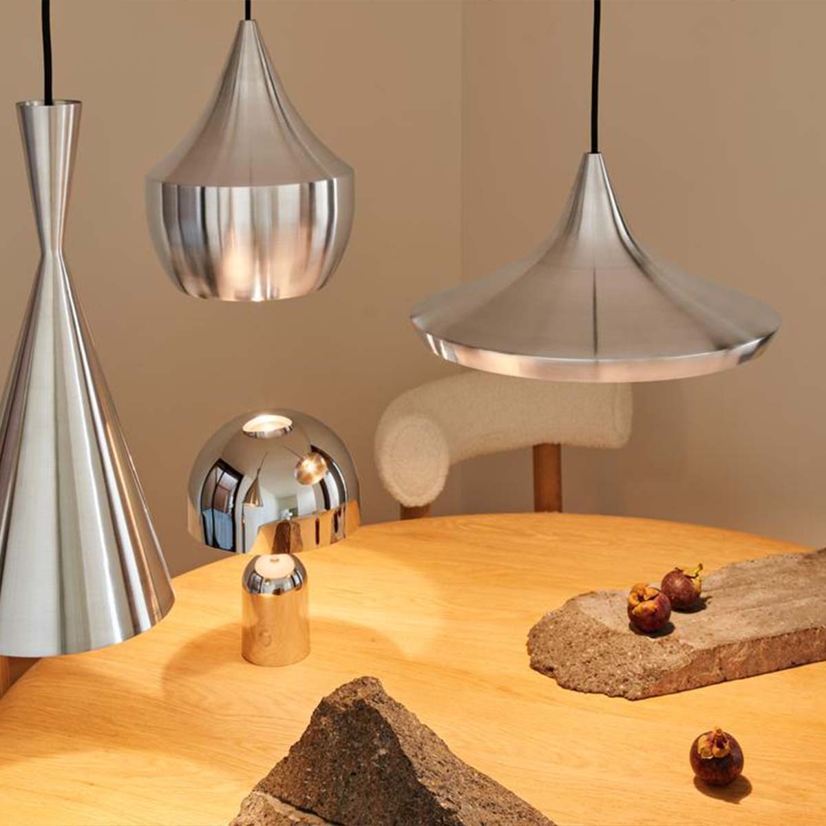 Tom Dixon Unbeaten Fat LED Pendelleuchte, Aluminium, Ø: 24 cm, H: 30 cm Tom Dixon Unbeaten Flat LED Pendelleuchte, Aluminium, Ø: 60 cm, H: 20 cm