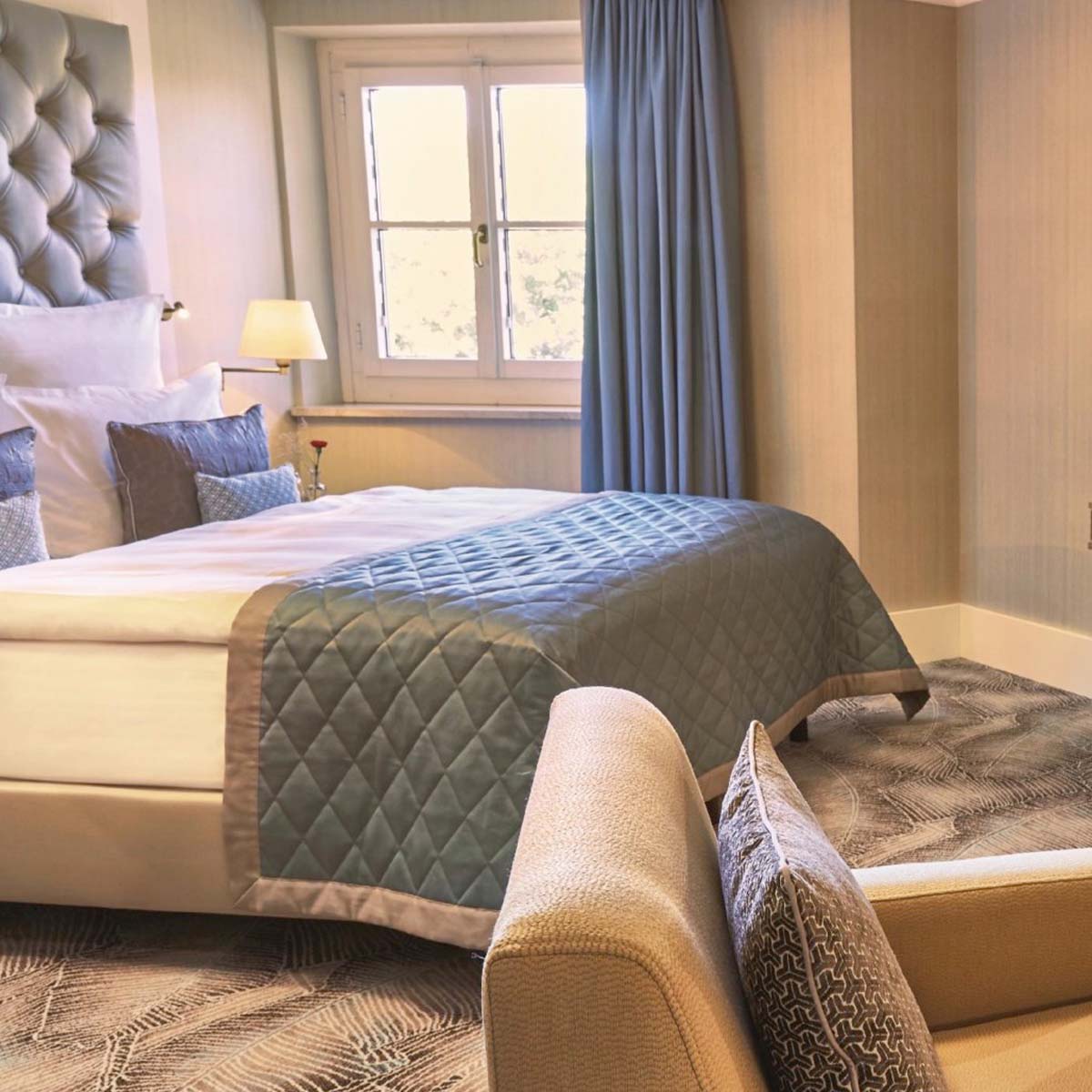Elegante Wandleuchte mit Schalter im Wohnzimmer an der Wand neben dem Bett hängend