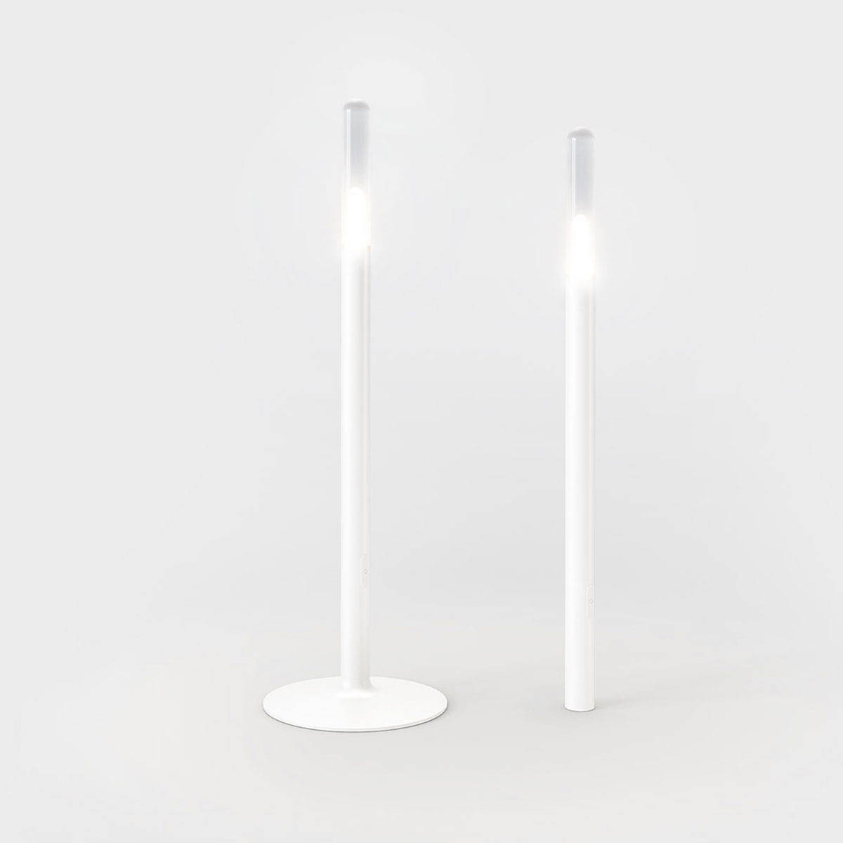 Stabförmige kleine Akku Tischleuchte in der Farbe weiß
