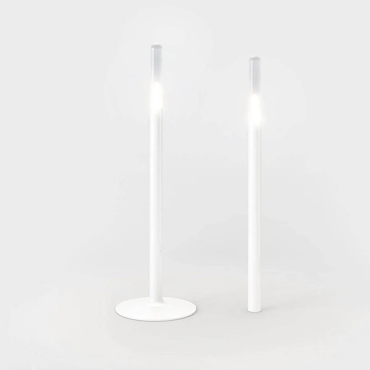 Stabförmige kleine Akku Tischleuchte in der Farbe weiß