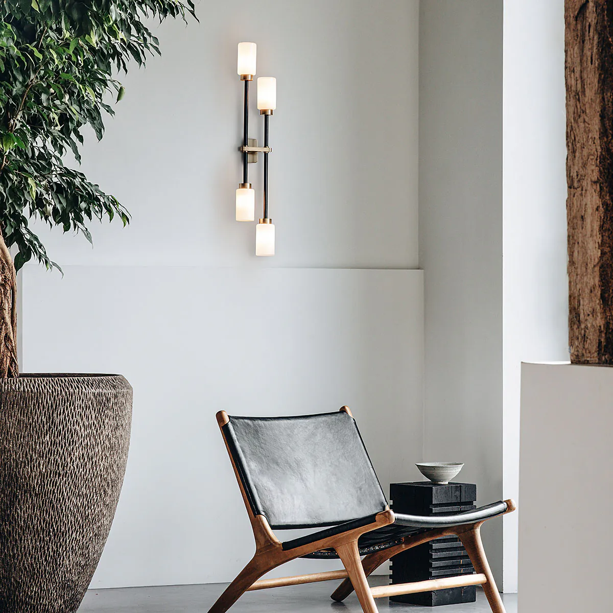 Luxusleuchten aus Großbritannien: Bert Frank Farol Double Wandleuchte, H: 79 cm, 4-flammig Left-hand, Opalglas, goldfarbene Oberfläche und Glas, britische Luxusleuchte, blendfreies Licht, Farol-Serie mit mediterraner Eleganz Bert Frank Farol Double Wandleuchte, H: 79 cm, 4-flammig Left-hand, Rauchglas aus goldfarbene Oberfläche und Glas – handgefertigt in Birmingham, atmosphärisches Licht, Farol-Serie mit mediterraner Eleganz