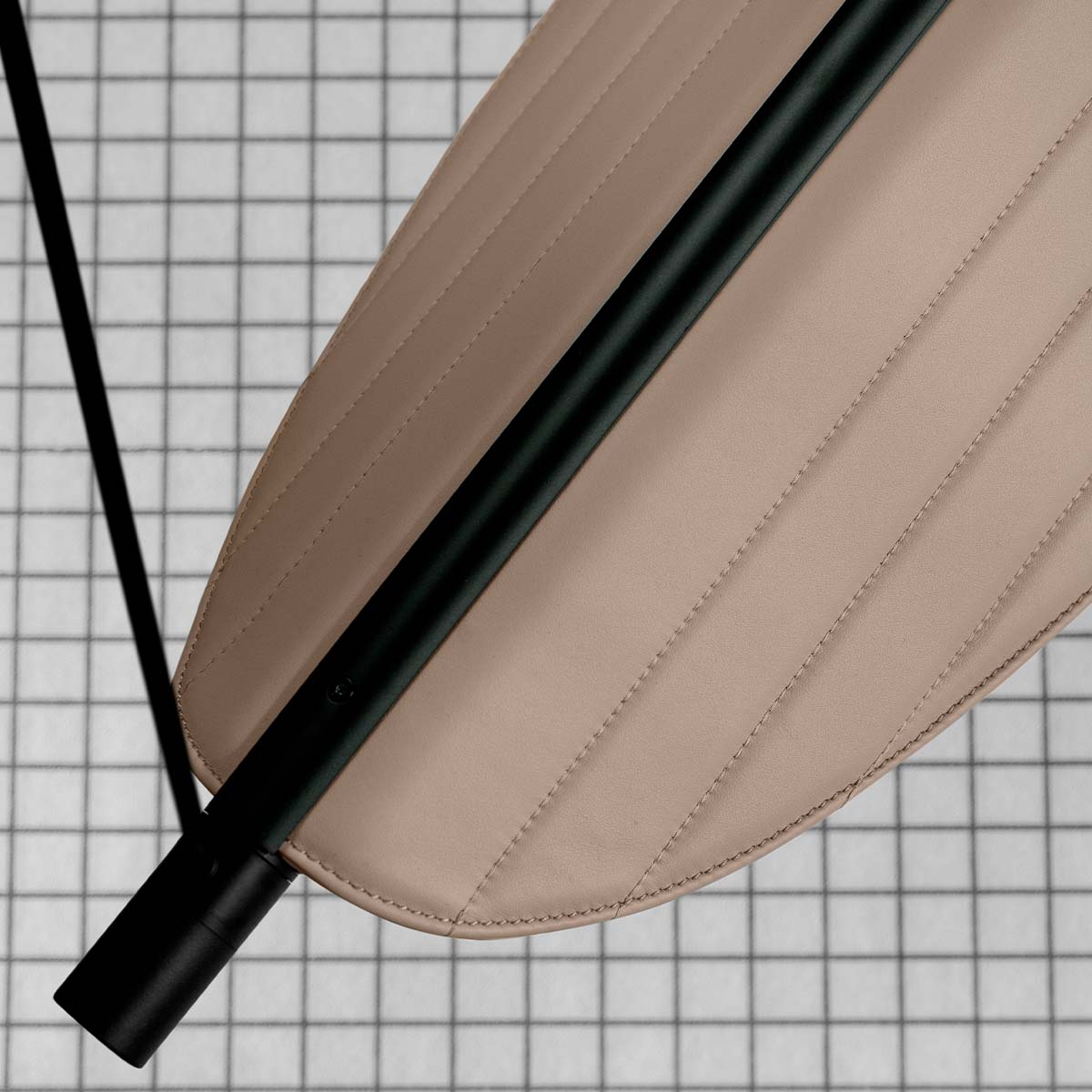 TOOY Thula 562.21 Pendelleuchte, L: 67 cm, H: 11 cm, Sandschwarz / Nickel satiniert, Helle Eiche