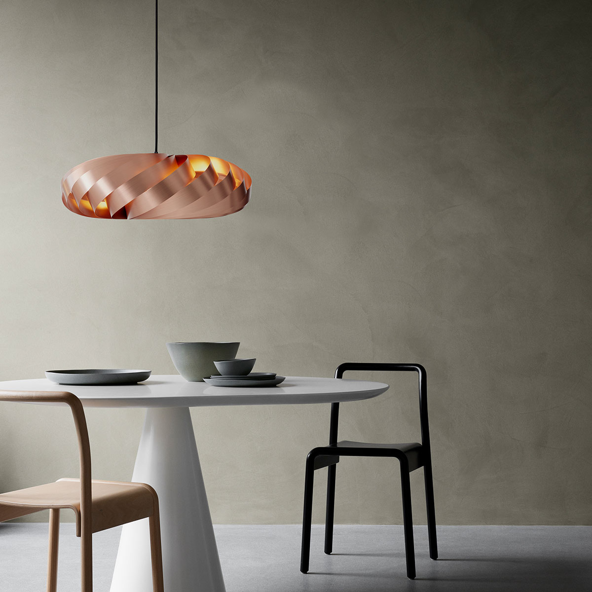 Tom Rossau TR5 Pendelleuchte, Kupfer Aluminium gebürstet, Ø: 80 cm, H: 22 cm – handgefertigte Pendelleuchte im skandinavischen Design, ideal über Esstisch oder im Wohnzimmer, gefertigt aus Aluminium, in Kupfer. Die TR5-Pendelleuchte von Tom Rossau ist per