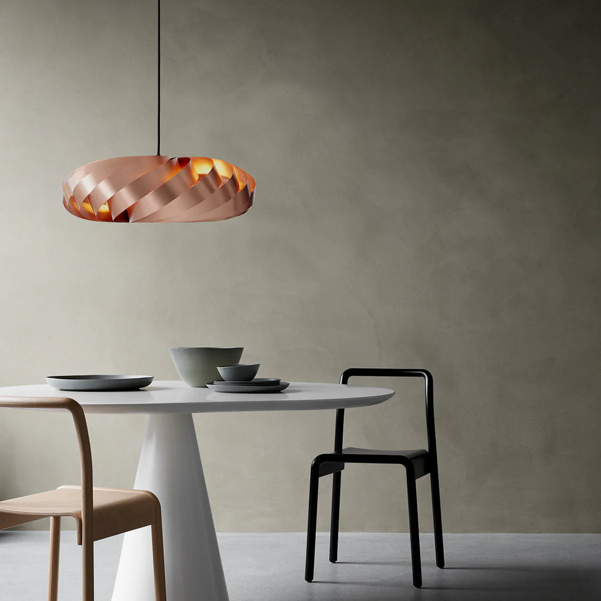 Tom Rossau TR5 Pendelleuchte, Kupfer Aluminium gebürstet, Ø: 40 cm, H: 18 cm – handgefertigte Pendelleuchte im skandinavischen Design, ideal über Esstisch oder im Wohnzimmer, gefertigt aus Aluminium, in Kupfer. Die TR5-Pendelleuchte von Tom Rossau ist per Tom Rossau TR5 Pendelleuchte, Kupfer Aluminium gebürstet, Ø: 80 cm, H: 22 cm – handgefertigte Pendelleuchte im skandinavischen Design, ideal über Esstisch oder im Wohnzimmer, gefertigt aus Aluminium, in Kupfer. Die TR5-Pendelleuchte von Tom Rossau ist per