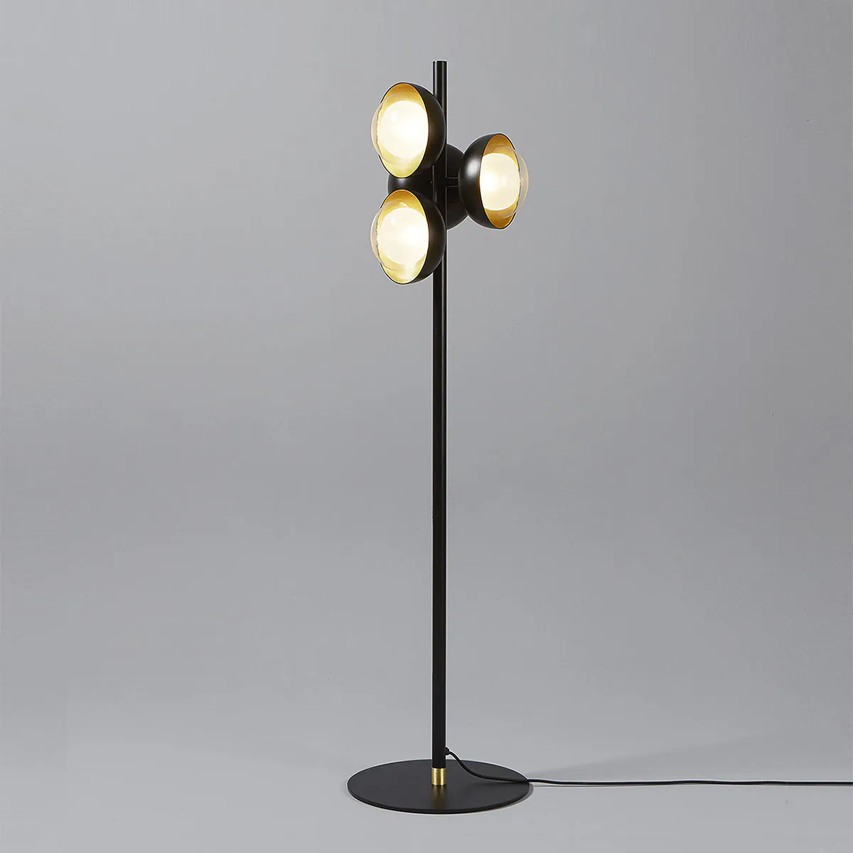 Muse 554.65 Stehleuchte 4-flammig, Schwarz & Messing, Dimmbar