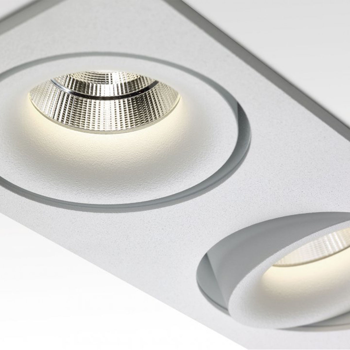 DeltaLight REO S 2 OK 92733 S1 Einbaustrahler, L: 19,6 cm, B: 10,4 cm Extra-Warmweiß 2700K, 33° 2700K Weiß Modern & neutral – Detailansicht aus Weiß, Deckenstrahler für Flur, Abstrahlwinkel 33° DeltaLight REO S 2 OK 93050 S1 Einbaustrahler, L: 19,6 cm, B: 10,4 cm Warmweiß 3000K, 50° 3000K Weiß Modern & neutral – Detailansicht aus Weiß, dimmbar für Flur, Abstrahlwinkel 50°