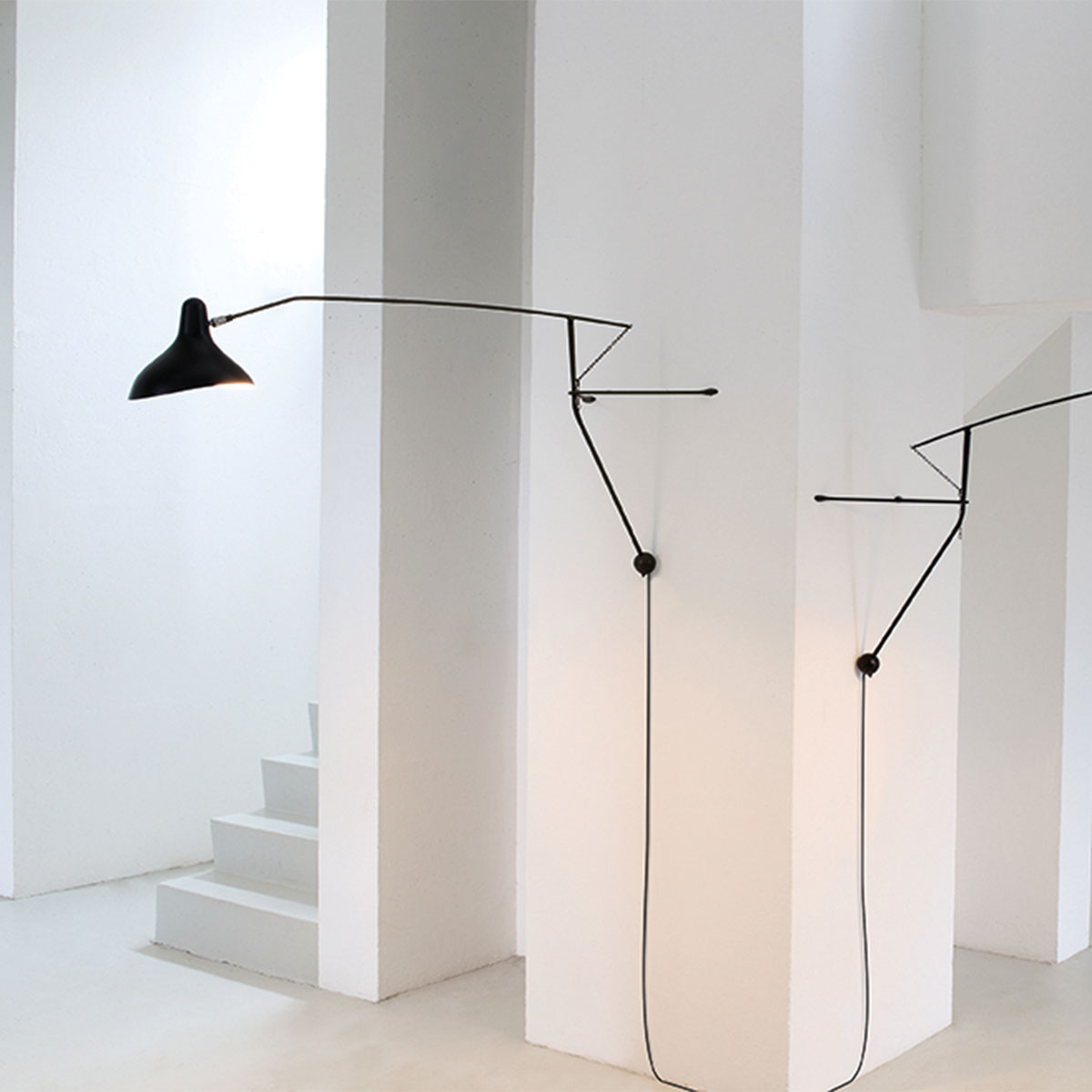 Mantis BS2 Mini Wandleuchte T: 71,5 cm in Schwarz – elegantes Design des Herstellers DCW Editions passt perfekt in den Treppenaufgang