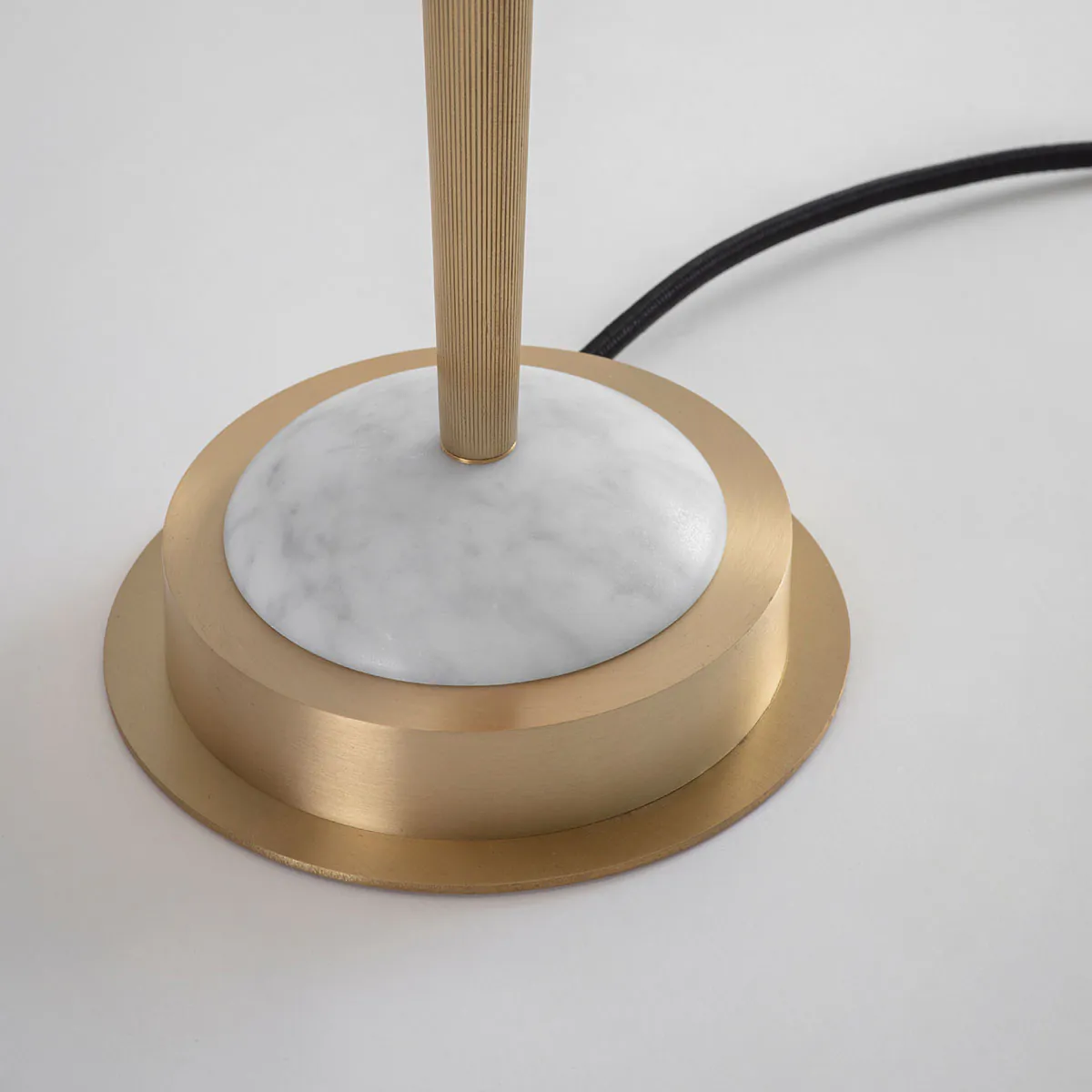 Messing und Glas und Marmor Leuchte von Bert Frank – Trave Tischleuchte, H: 40,5 cm, Weiß, Art Déco inspiriert, atmosphärisches Licht