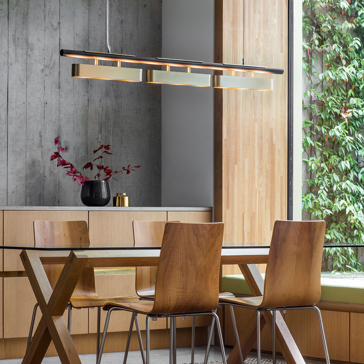 gebürstetes Messing und Stahl Leuchte von Bert Frank – Colt Pendelleuchte, L: 140 cm, 3-flammig, luxuriöses Statement-Design, fokussiertes Licht