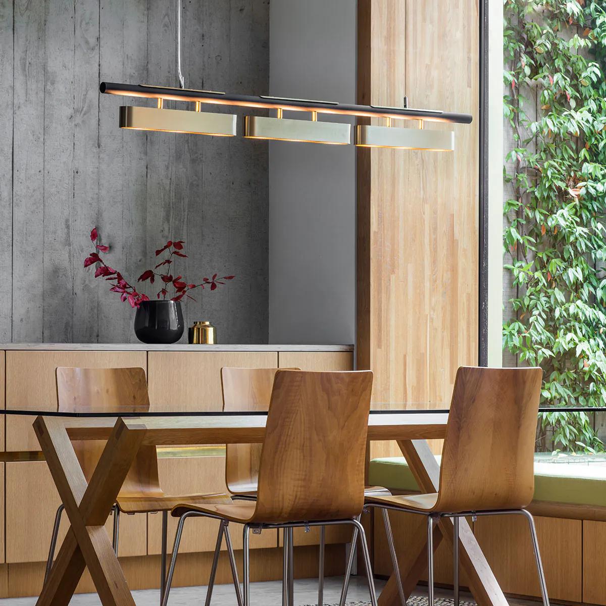 gebürstetes Messing und Stahl Leuchte von Bert Frank – Colt Pendelleuchte, L: 140 cm, 3-flammig, luxuriöses Statement-Design, fokussiertes Licht