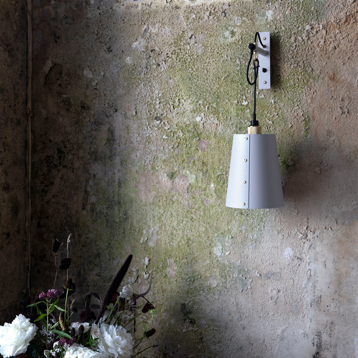 buster-punch-hooked-wall-mood-10 Buster + Punch Hooked Wall Wandleuchte, Small, Stein, Stahl
