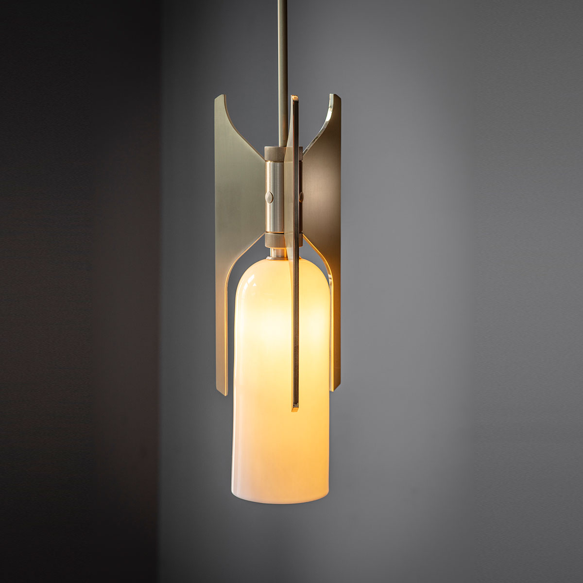 Messing und Porzellan Leuchte von Bert Frank – Pennon Pendelleuchte, Ø: 15,7 cm, Messing gebürstet, Art Déco inspiriert, gleichmäßige Beleuchtung gleichmäßige Beleuchtung: Bert Frank Pennon Pendelleuchte, Ø: 15,7 cm, Bronze – gefertigt aus Messing und Porzellan, in Großbritannien produziert