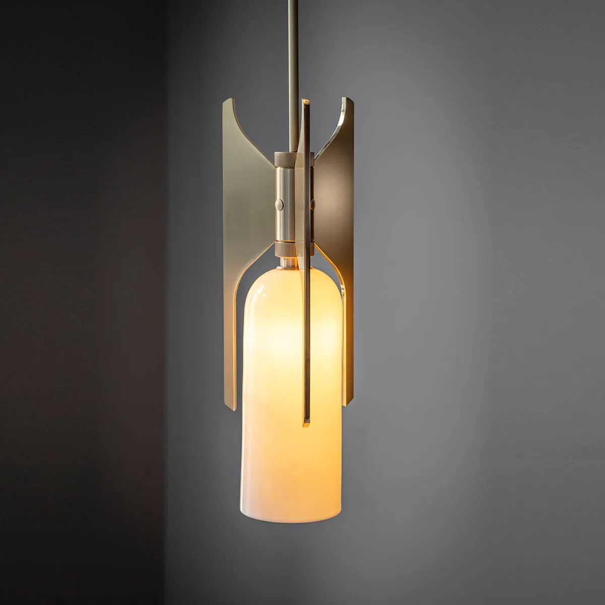 Messing und Porzellan Leuchte von Bert Frank – Pennon Pendelleuchte, Ø: 15,7 cm, Messing gebürstet, Art Déco inspiriert, gleichmäßige Beleuchtung gleichmäßige Beleuchtung: Bert Frank Pennon Pendelleuchte, Ø: 15,7 cm, Bronze – gefertigt aus Messing und Porzellan, in Großbritannien produziert