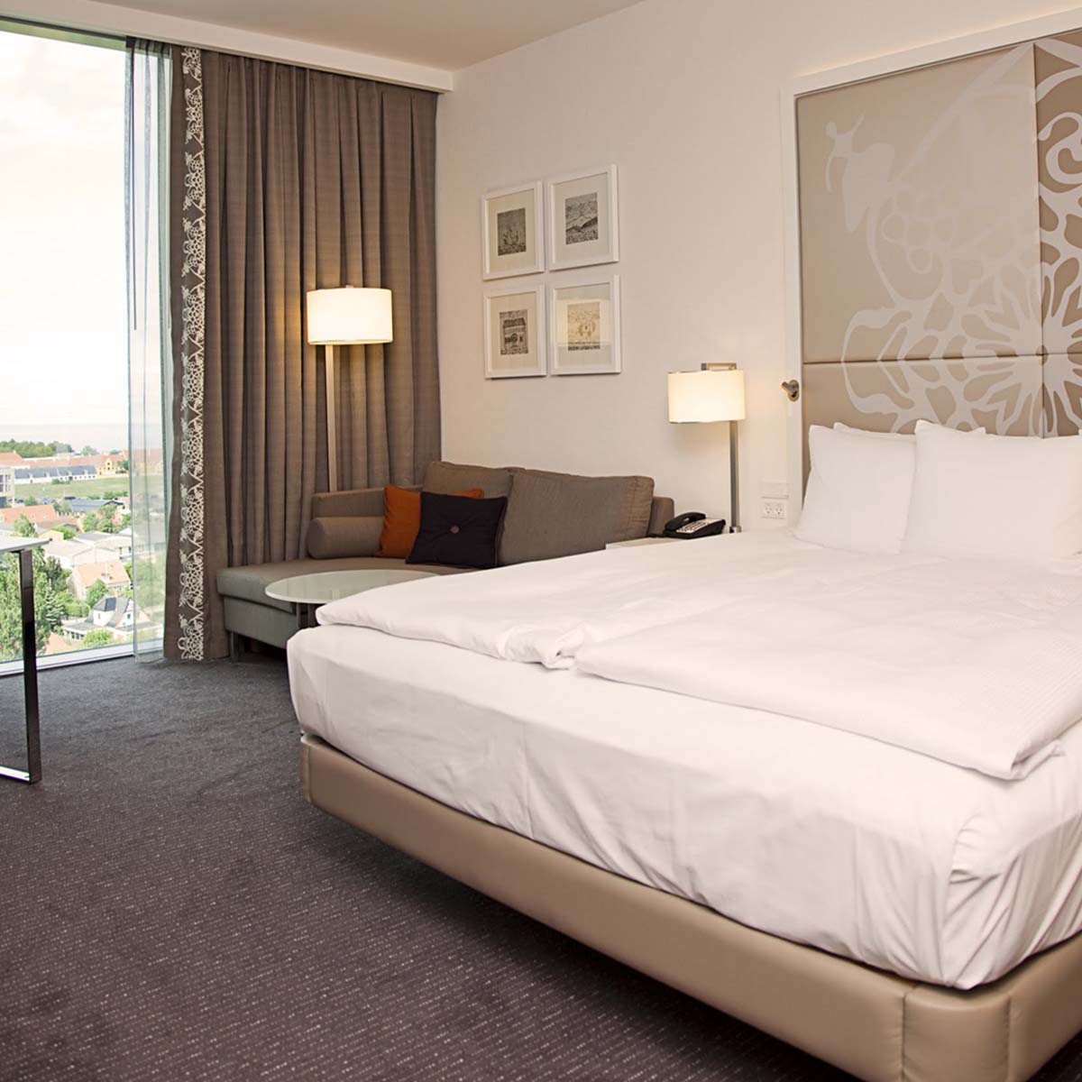 Große und schlanke Bogenleuchte in der Ecke im Schlafzimmer stehend Große und schlanke Bogenleuchte in der Ecke im Schlafzimmer stehend