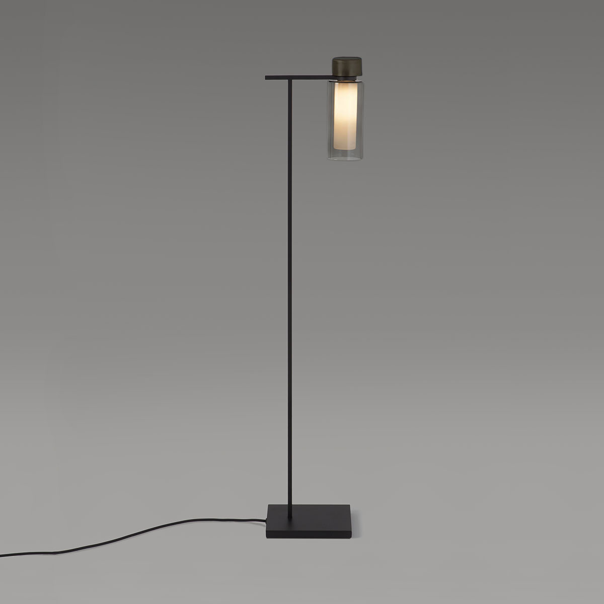 TOOY Osman 560.61 Stehleuchte H: 111 cm, Schwarz Matt / Schwarz Chrom & Rauchglas – diffuses, blendfreies Licht