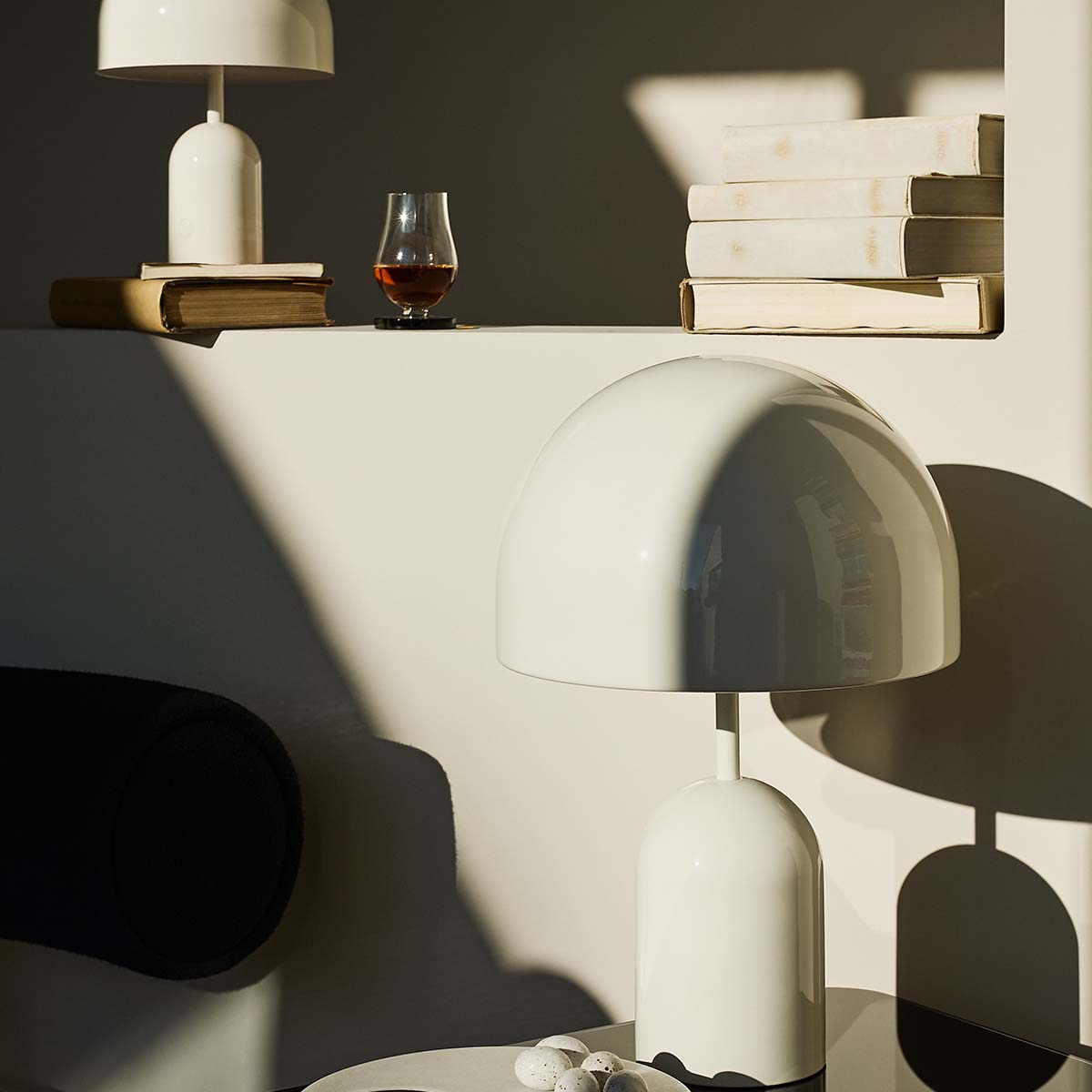 Tom Dixon Bell Portable Akku Tischleuchte, H: 28 cm, Schwarz Tom Dixon Bell Portable Akku Tischleuchte, H: 28 cm, Baby Blau