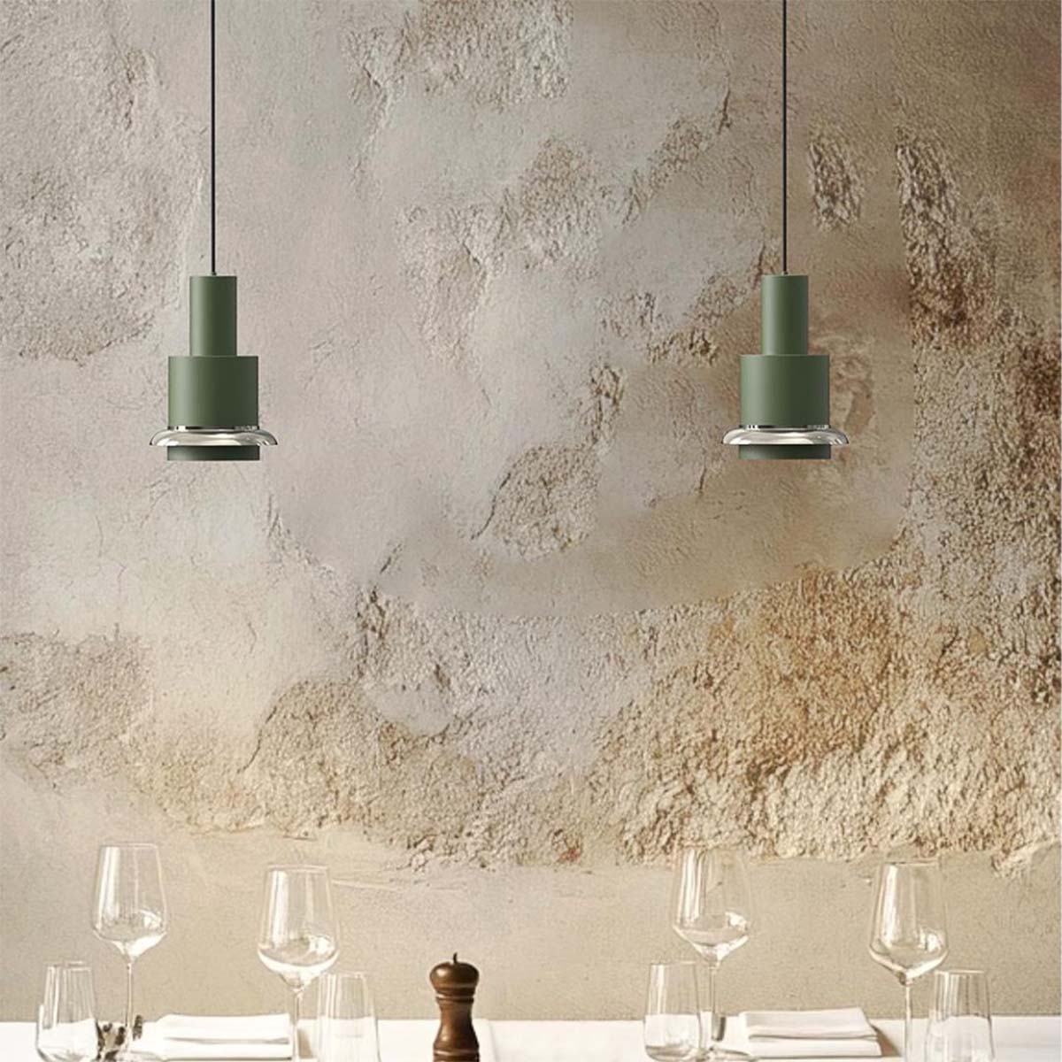 DCW Editions Chaumont 150 in Grün über Esstisch – zwei grüne Chaumont 150 Pendelleuchten mit verchromtem Rand beleuchten elegant eine gedeckte Tafel vor strukturierter Wand DCW Editions Chaumont 150 in Grün über Esstisch – zwei grüne Chaumont 150 Pendelleuchten mit verchromtem Rand beleuchten elegant eine gedeckte Tafel vor strukturierter Wand