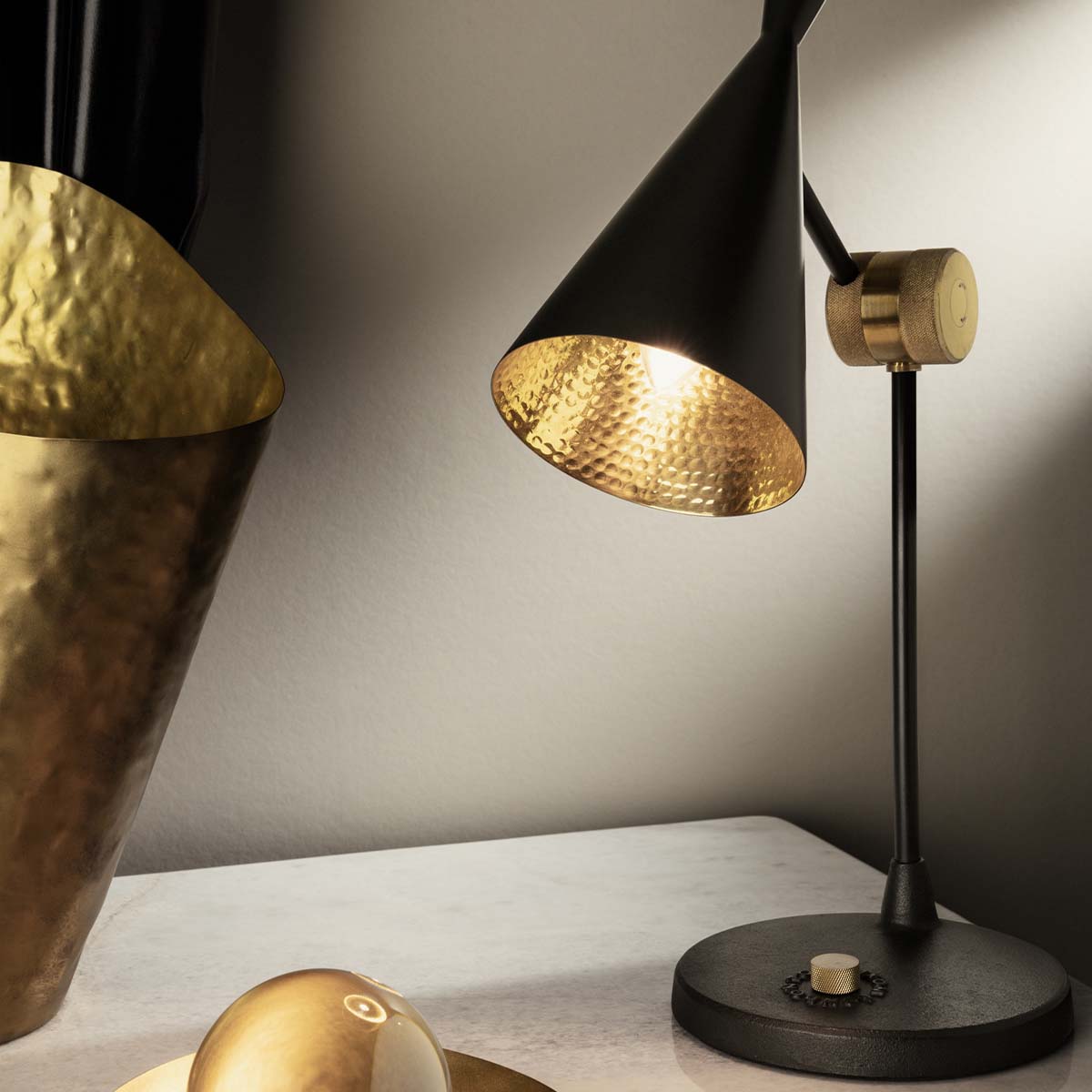 Tom Dixon Beat LED Tischleuchte, H: 53 cm, Schwarz Tom Dixon Unbeaten LED Tischleuchte, H: 53 cm, Aluminium