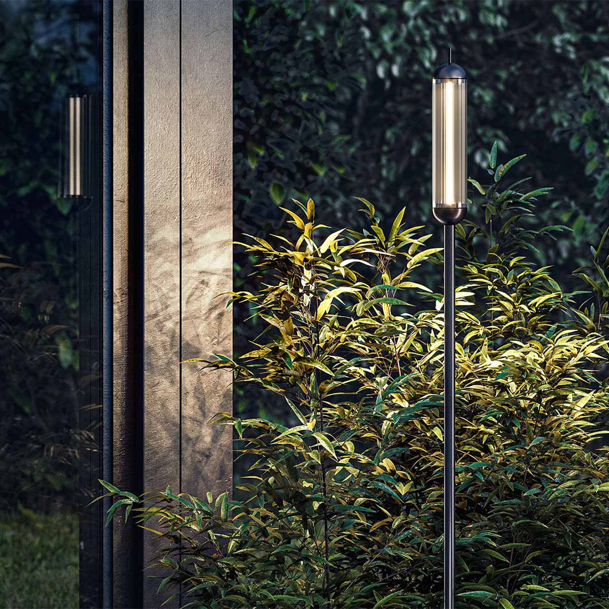 Stabförmige schwarze Erdspießleuchte im Garten vor dem Haus