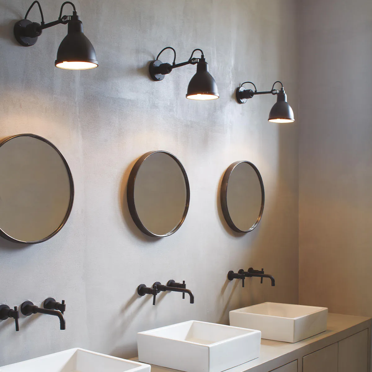 Lampe Gras N° 304 Bathroom CL II Wandleuchte, T: 15 cm Schwarz, Schirm Kupfer roh, Weiß in Schwarz Kupfer – elegante Designerlampe aus dem Hause DCW Editions passt perfekt in den Treppenaufgang auch für Badezimmer geeignet