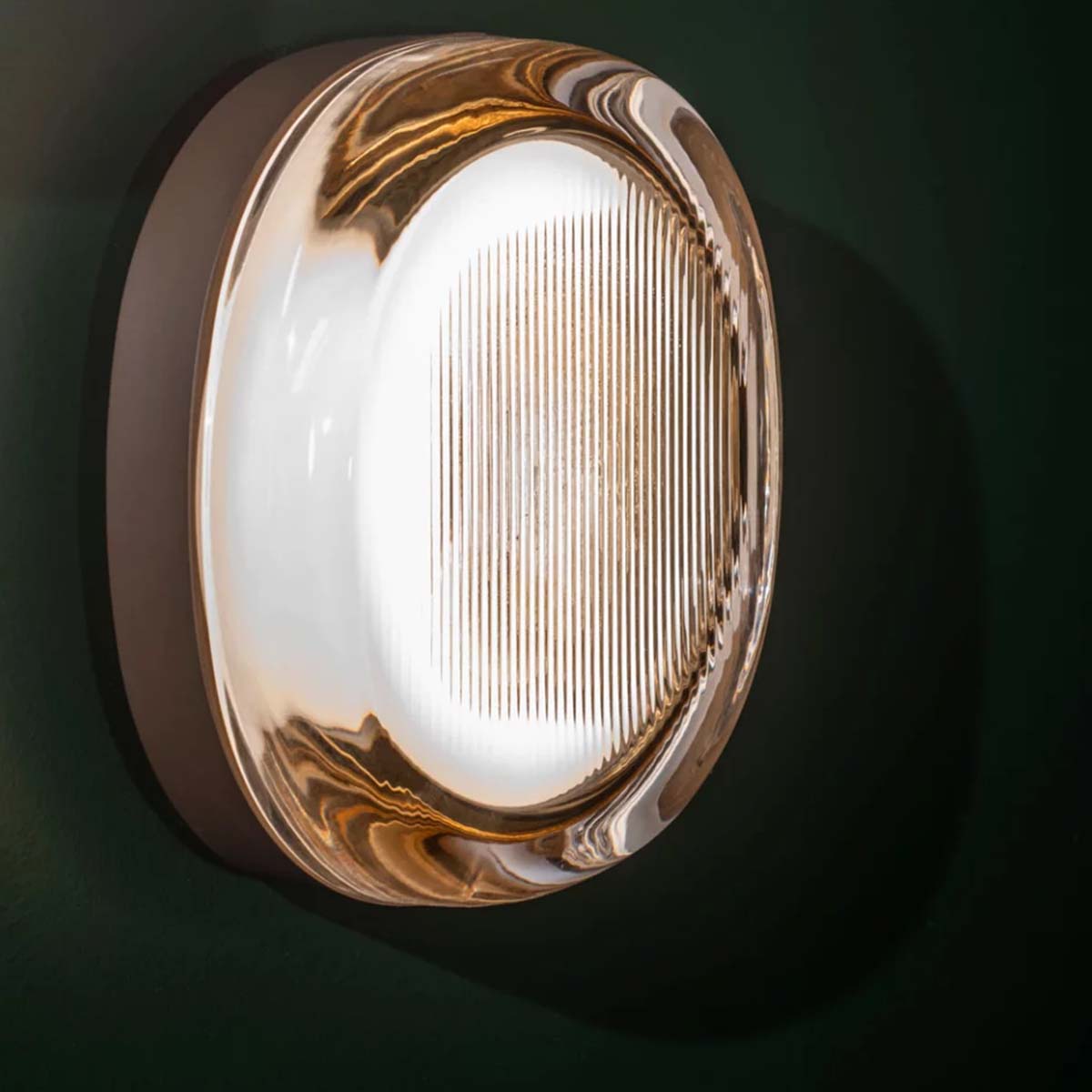 Delta Light Nebbia 12 Wandleuchte, Ø: 13,3 cm, Weiß, Extra-Warmweiß 2700K, Phasenabschnittsdimmer Delta Light Nebbia 12 Wandleuchte, Ø: 13,3 cm, Flemish Bronze, Warmweiß 3000K, DALI dimmbar