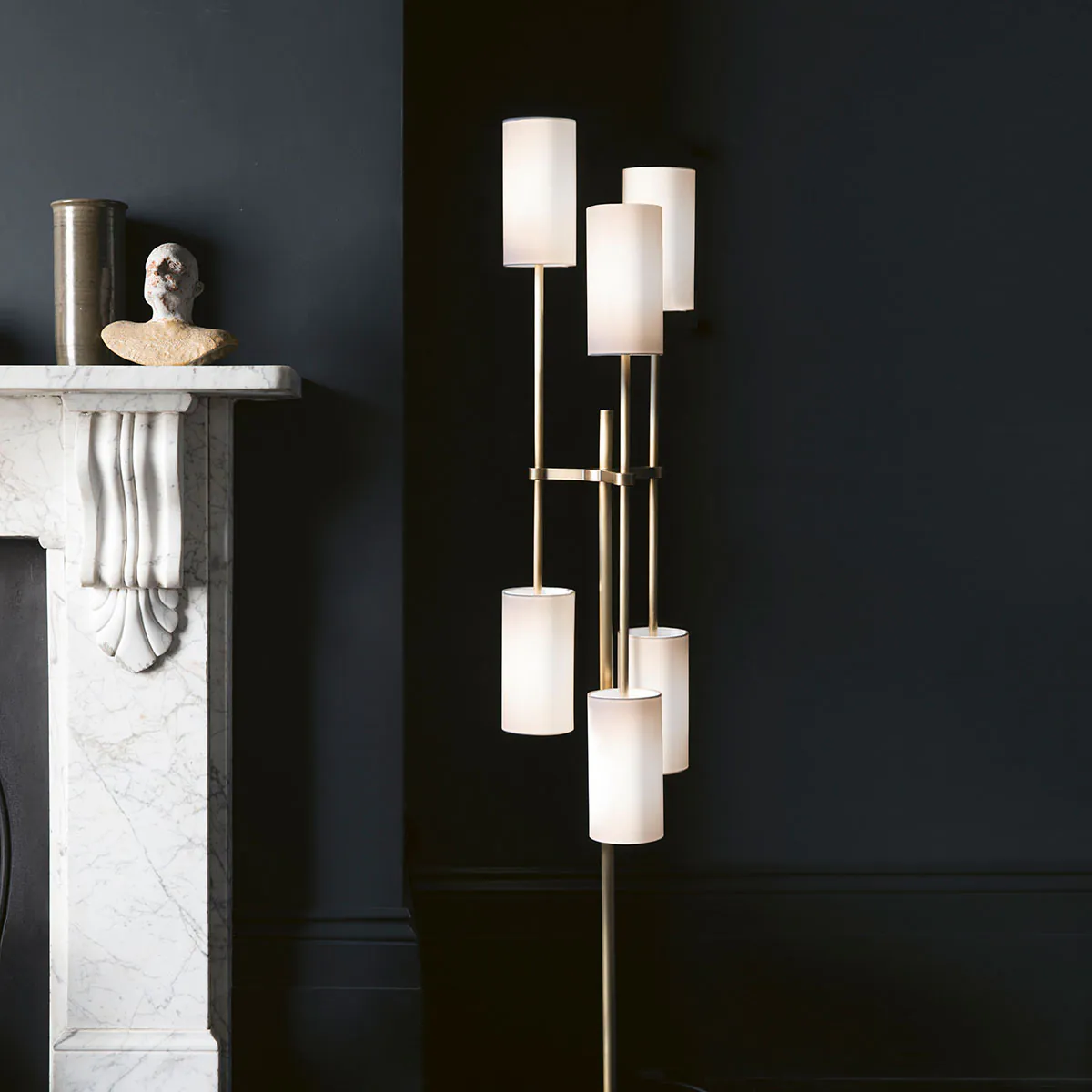 Messing und Textil Leuchte von Bert Frank – Pugil Standlampe, H: 147,5 cm, 6-flammig, geometrische Formen, sanftes Licht