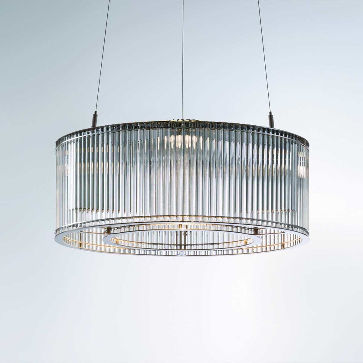 Elegante Pendelleuchte mit zylindrischem Glasschirm