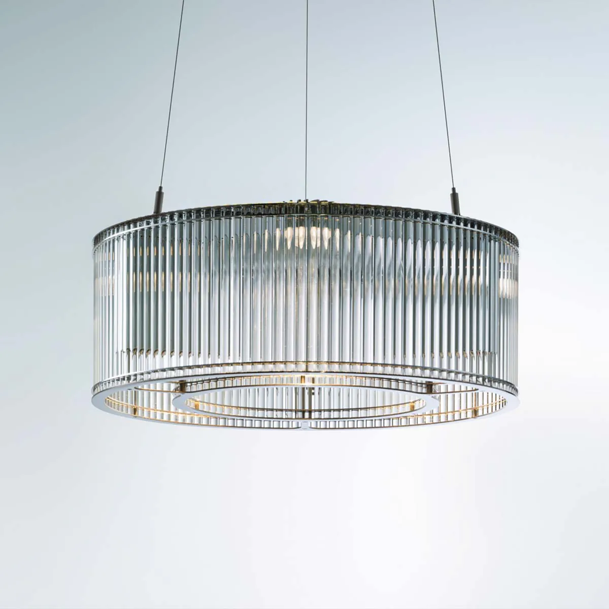 Elegante Pendelleuchte mit zylindrischem Glasschirm