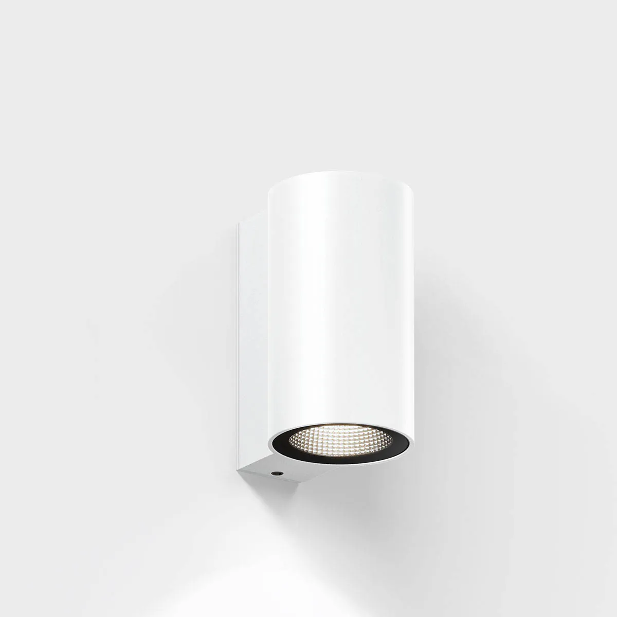 Zylinderförmige Wandleuchte für außen in der Farbe weiß