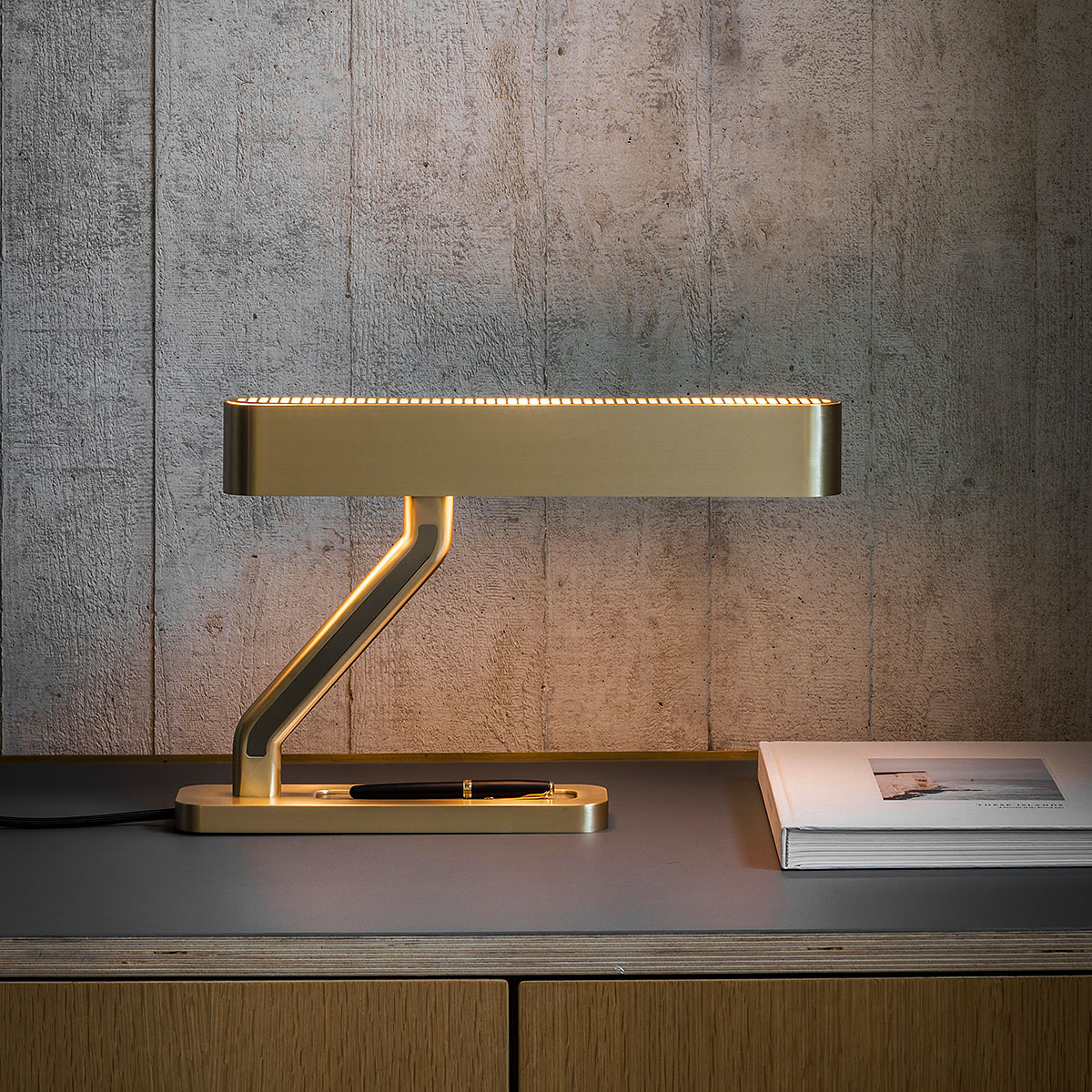 gleichmäßige Beleuchtung: Bert Frank Colt Tischlampe, H: 27,9 cm – gefertigt aus gebürstetes Messing, traditionell gefertigt