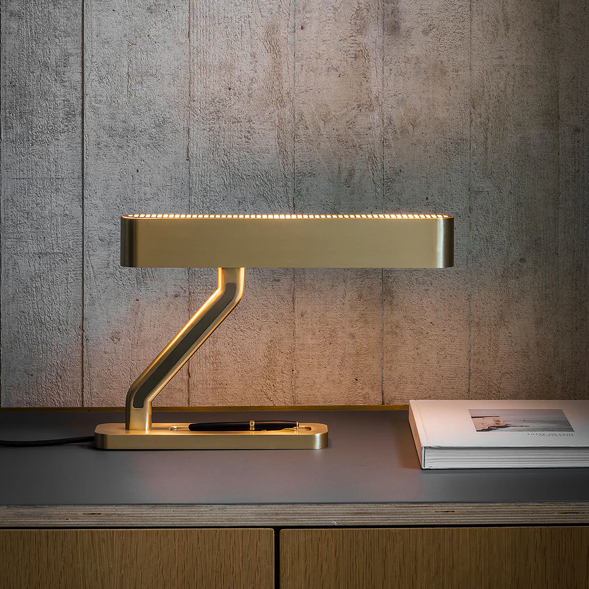 gleichmäßige Beleuchtung: Bert Frank Colt Tischlampe, H: 27,9 cm – gefertigt aus gebürstetes Messing, traditionell gefertigt