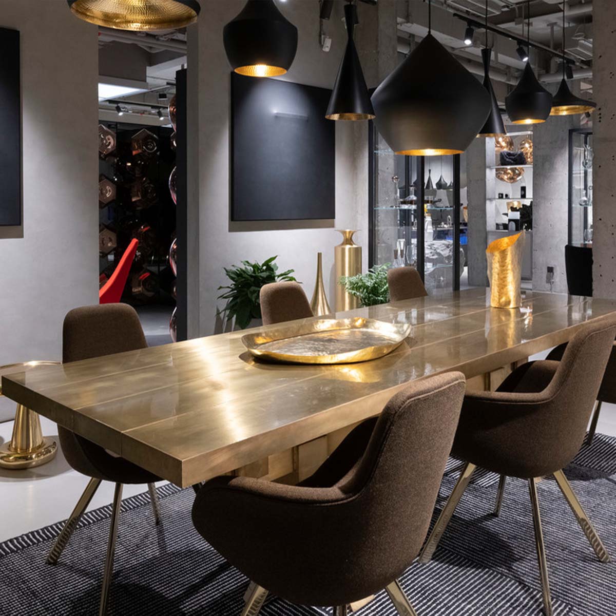 Tom Dixon Beat Fat LED Pendelleuchte, Messing, Ø: 24 cm, H: 30 cm Tom Dixon Beat Flat LED Pendelleuchte, Schwarz, Ø: 60 cm, H: 20 cm