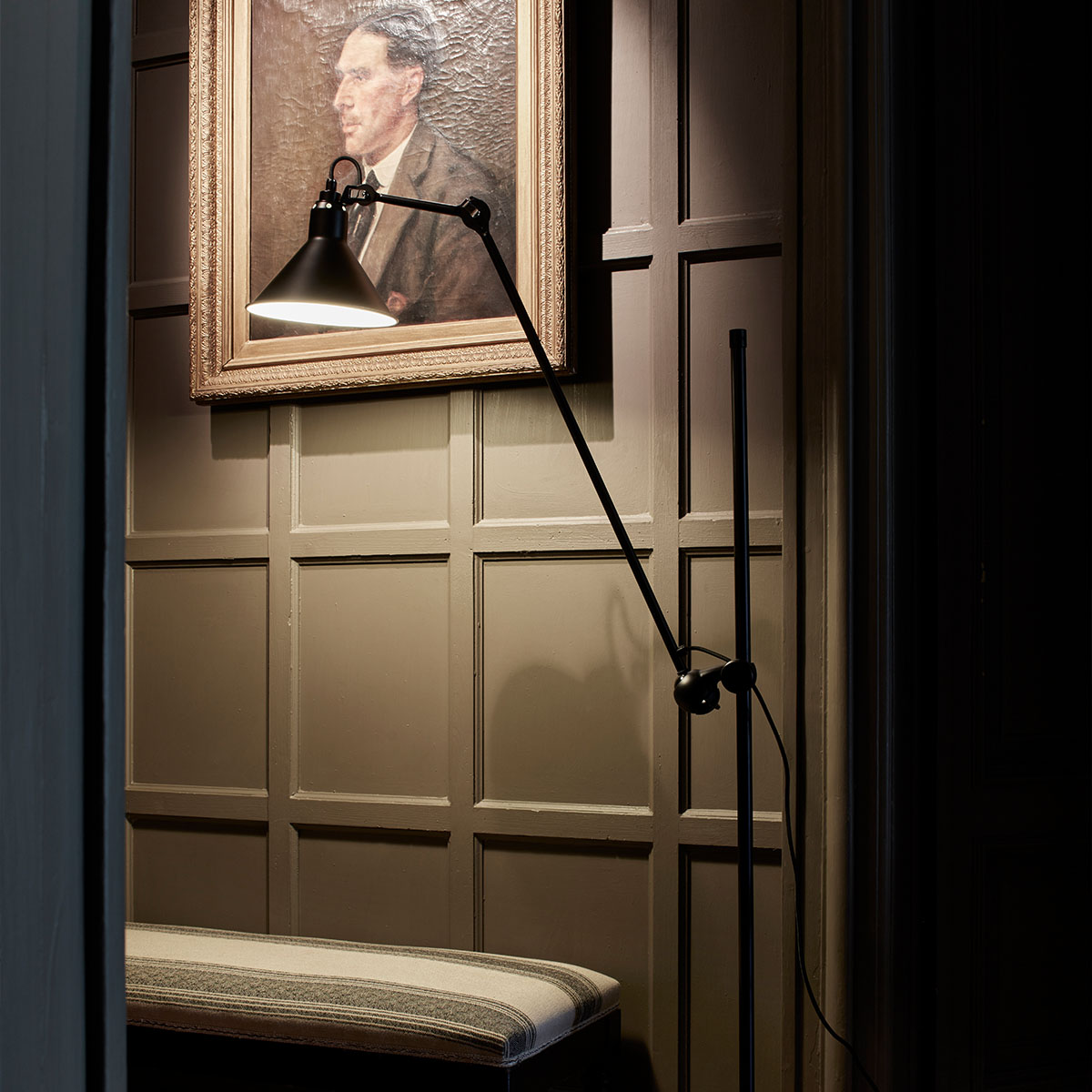 Lampe Gras N° 215 Stehleuchte, H: 135 cm Schwarz, Schirm Messing Konisch in Schwarz Messing – elegantes Design aus dem Hause DCW Editions geeignet für das Homeoffice