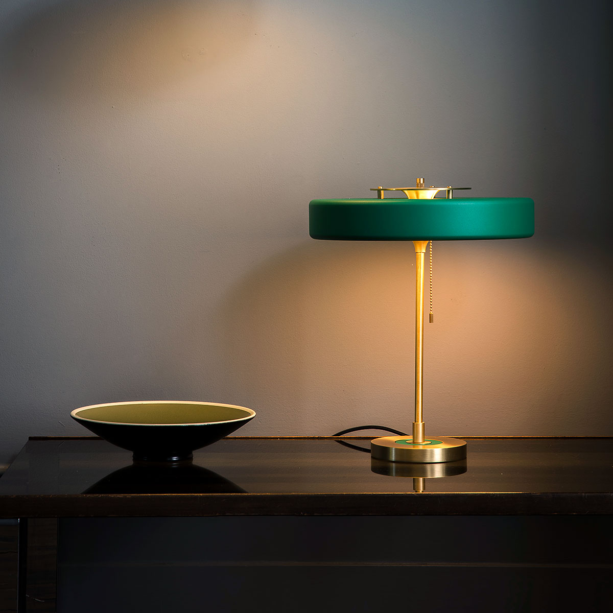 sanftes Licht: Bert Frank Revolve Tischlampe, H: 42 cm, Grün, Messing poliert – gefertigt aus poliertes Messing und Aluminium und Polycarbonat, luxuriöse Verarbeitung, ikonische Revolve-Serie im Art Déco Stil