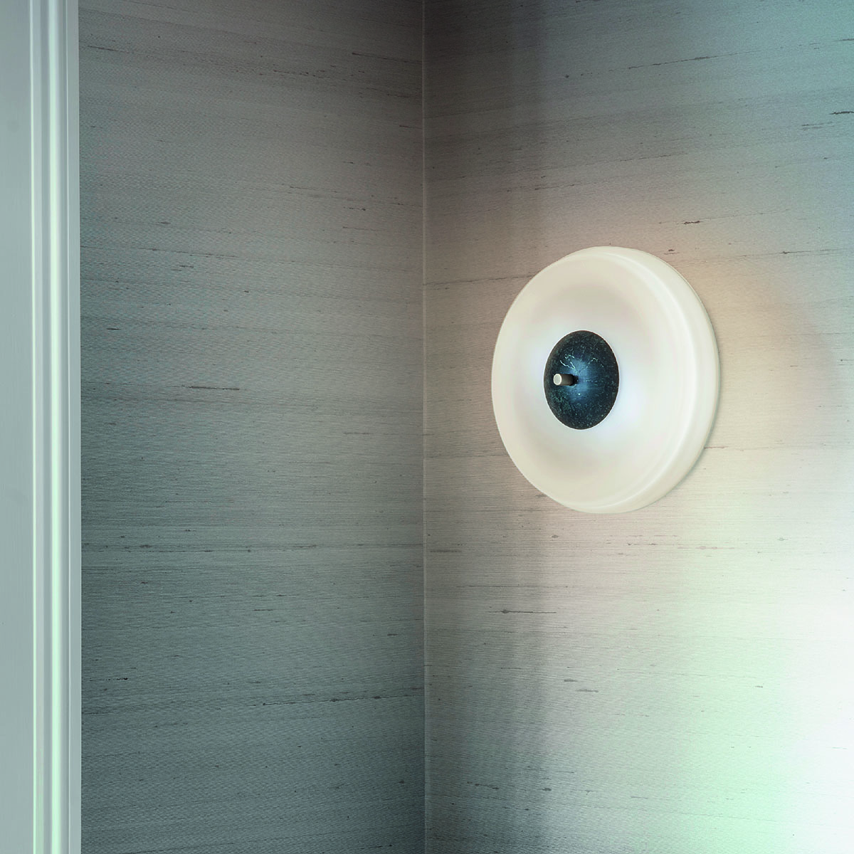 Perfekt für Flur oder Schlafzimmer: Bert Frank Trave Wandleuchte, Ø: 30 cm, Weiß aus goldfarbene Oberfläche und Glas und Marmor – blendfreies Licht