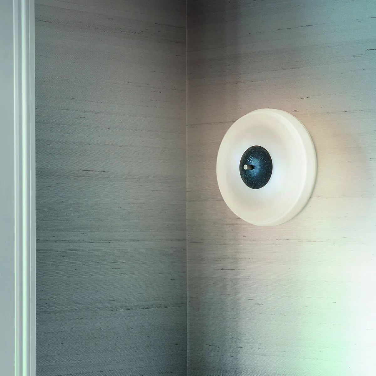 Perfekt für Flur oder Schlafzimmer: Bert Frank Trave Wandleuchte, Ø: 30 cm, Weiß aus goldfarbene Oberfläche und Glas und Marmor – blendfreies Licht