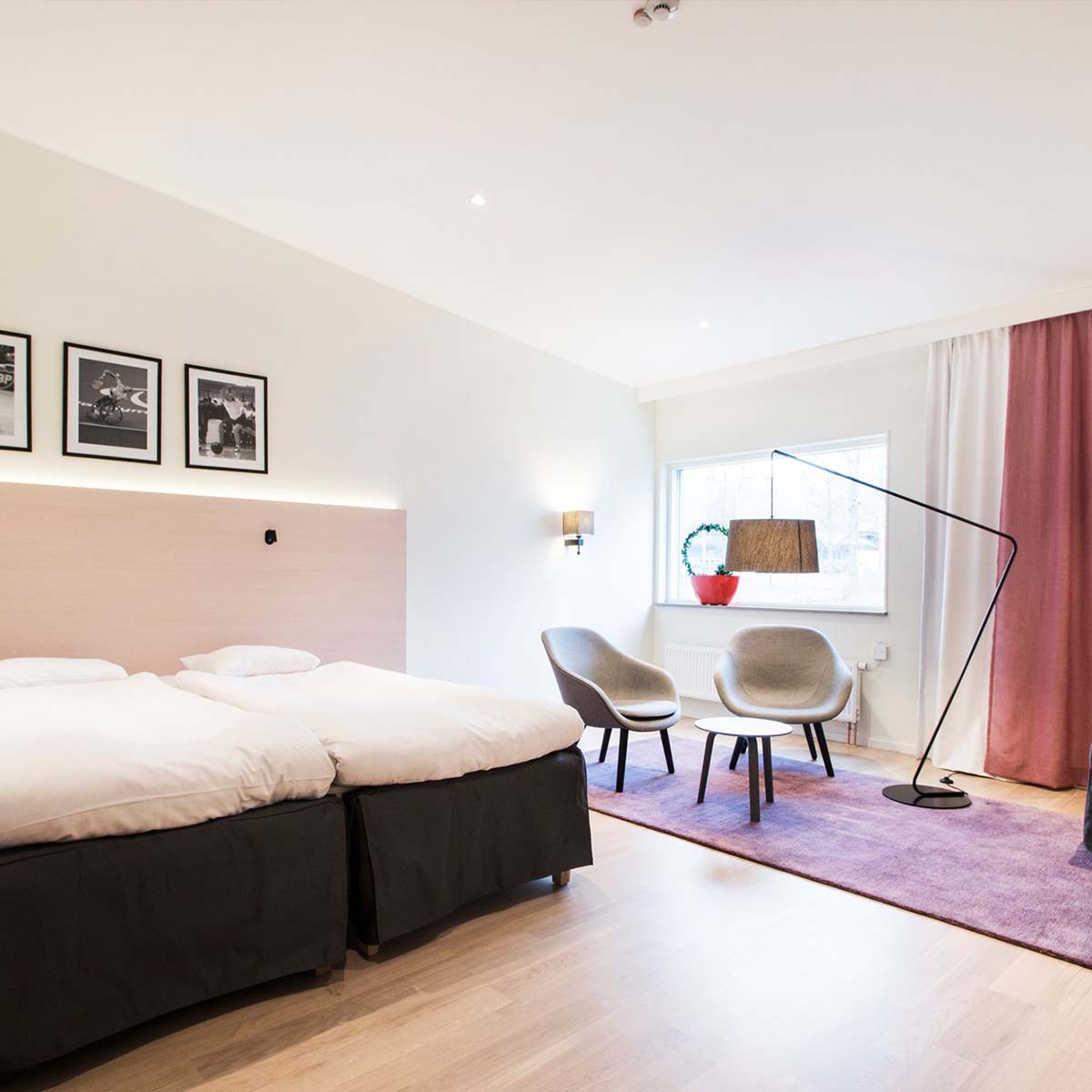 Große und elegante Bogenleuchte in der Farbe beige im Schlafzimmer stehend Große und elegante Bogenleuchte in der Farbe beige im Schlafzimmer stehend