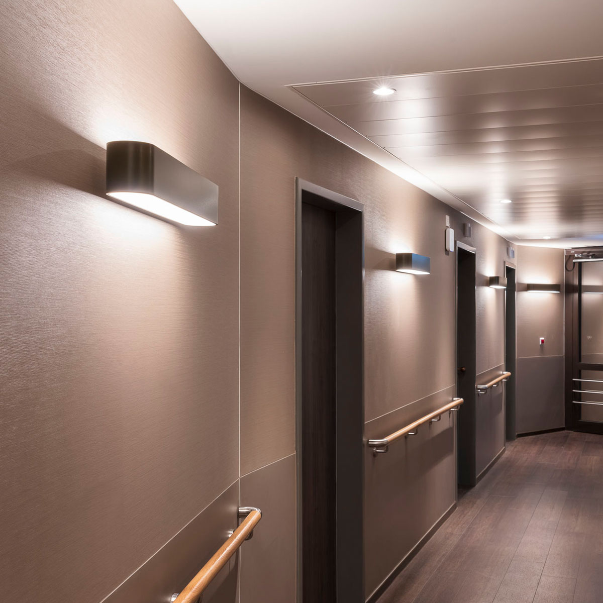 Oval office 8 Wandleuchte, H: 10 cm, B: 65,5 cm, Dunkelbronze, Warmweiß 3000K, Phase Cut