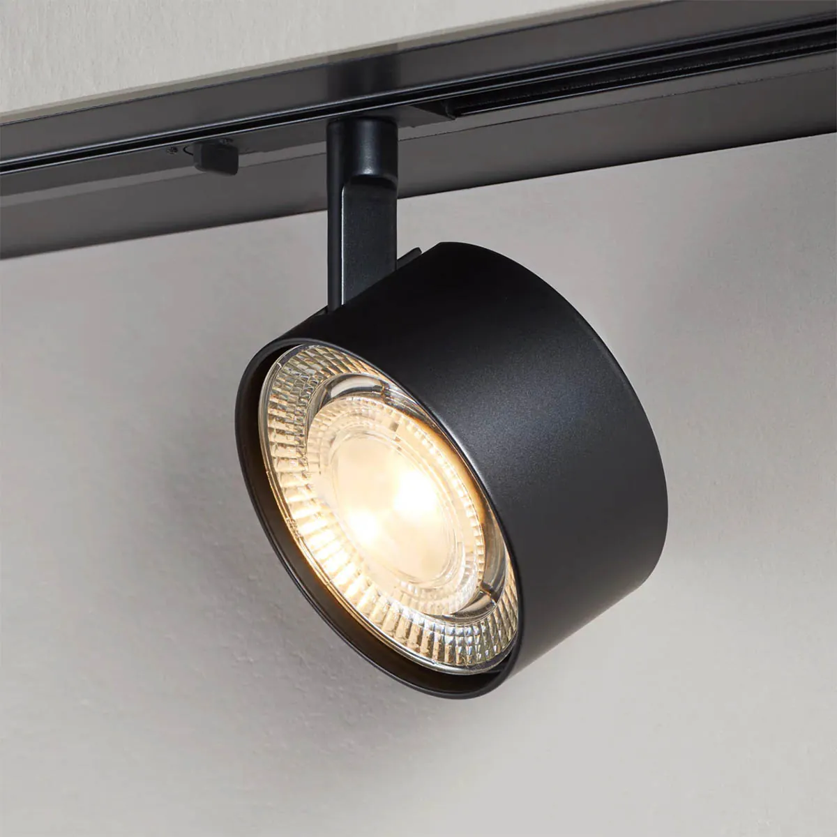 Wittenberg 4.0, wi4-str2-in Schienenstrahler, Schwarz matt, Extra-Warmweiß 2700K, Spot 12°, Schaltbar Wittenberg 4.0, wi4-str2-in Schienenstrahler, Schwarz matt, Warmweiß 3000K, Flood 38°, DALI