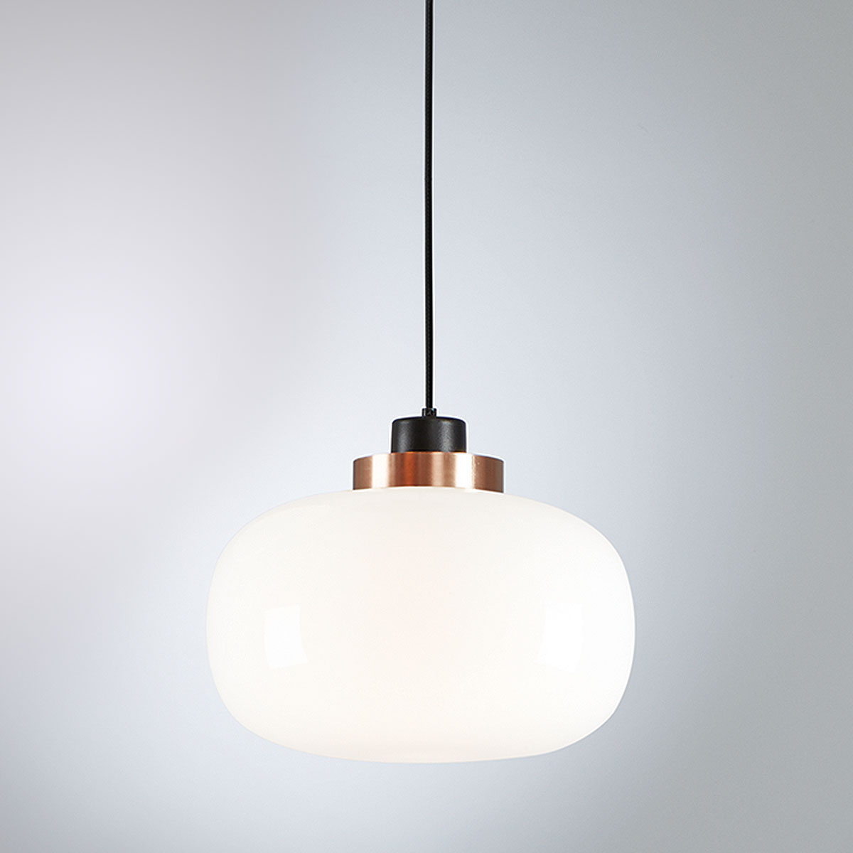 TOOY Legier 557.24 Pendelleuchte, Schwarz & Kupfer, Opalglas – diffuses, blendfreies Licht